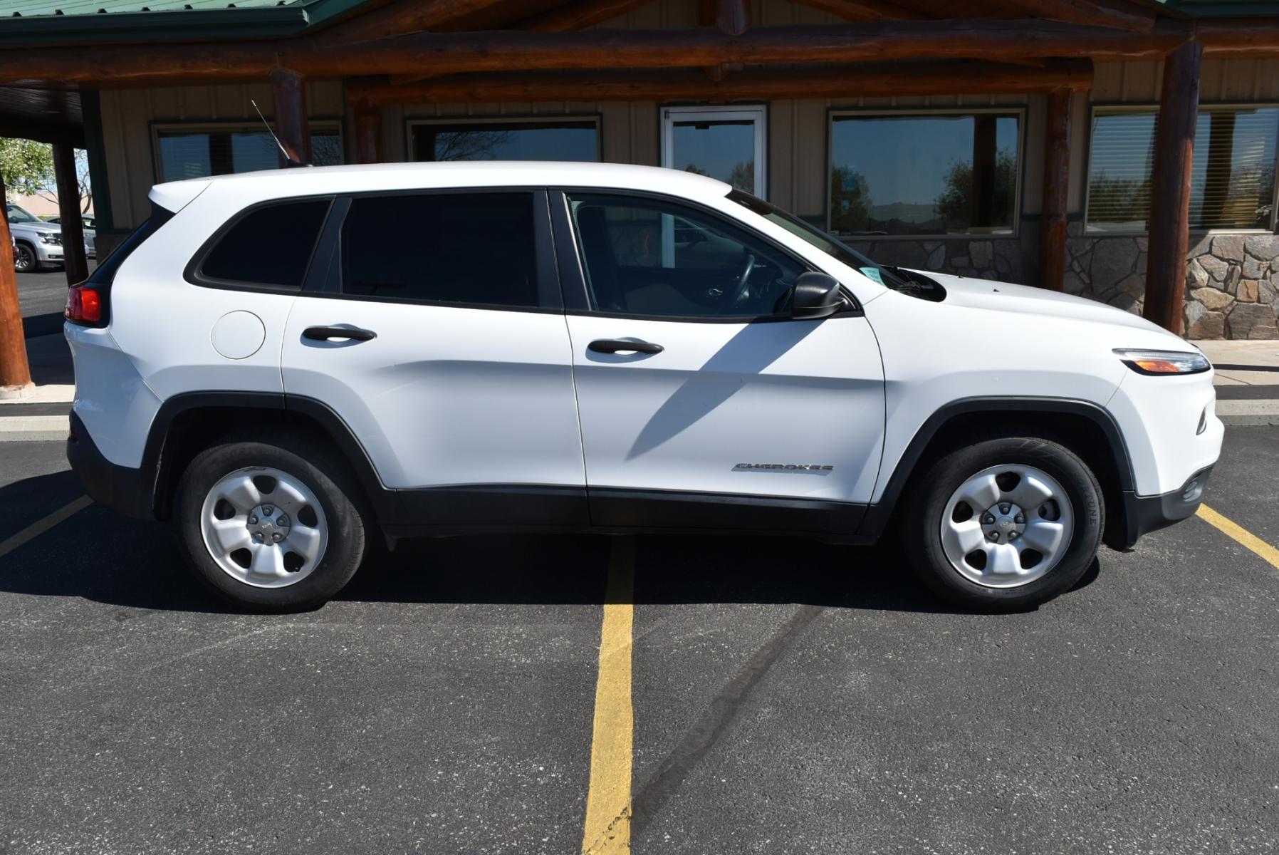 2016 White /Black Jeep Cherokee Sport (1C4PJMAB3GW) with an 2.4L 4 Cyl Multi-Air engine, 9-Speed Automatic transmission, located at 1600 E Hwy 44, Rapid City, SD, 57703, (605) 716-7878, 44.070232, -103.171410 - Photo #4